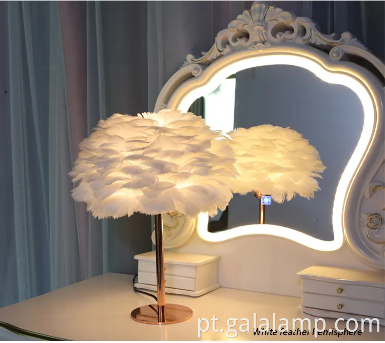 Lâmpada de mesa de penas de ouro rosa elegante para quartos elegantes